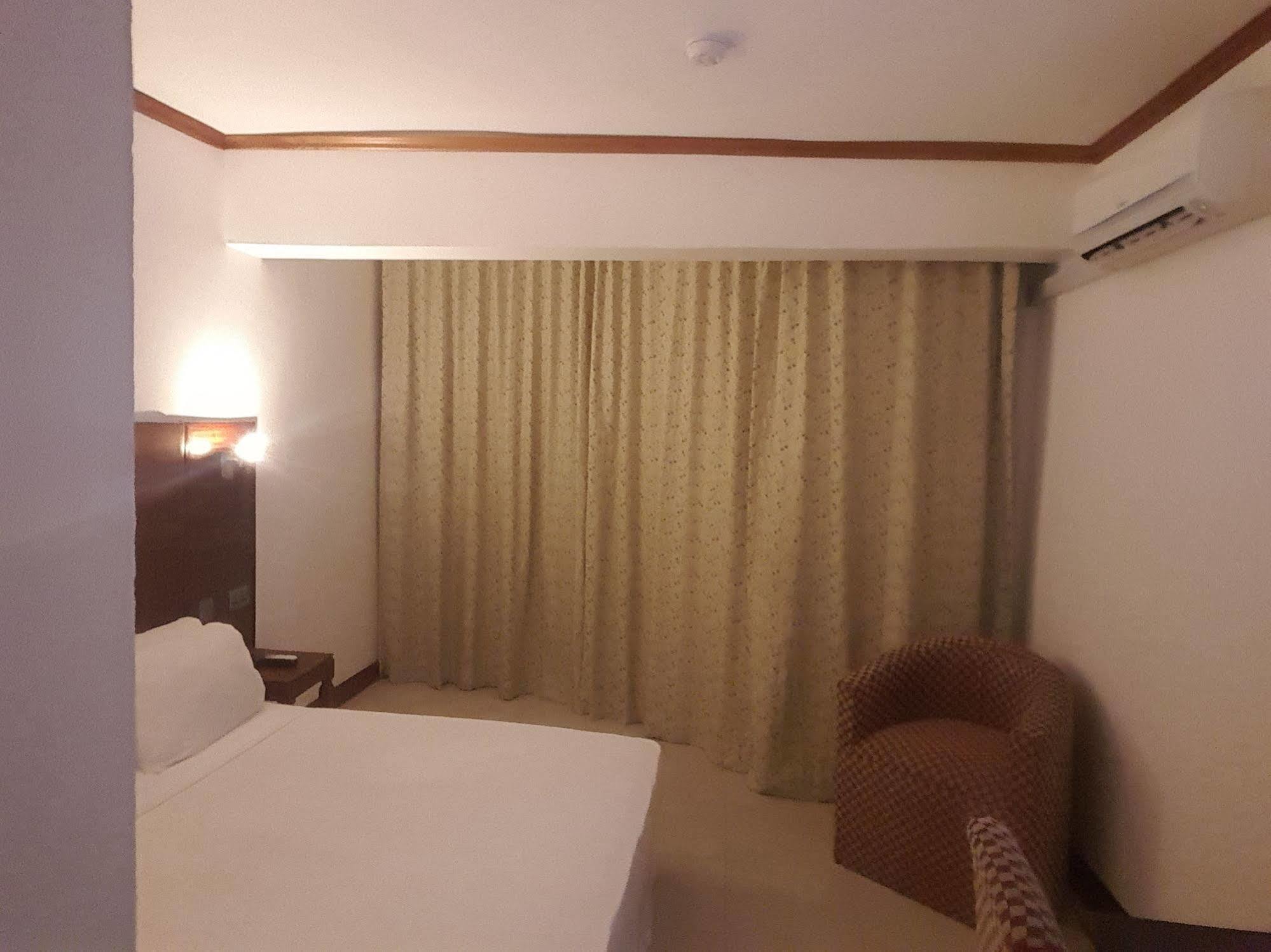 Golden Gate Hotel คูมาซี ภายนอก รูปภาพ