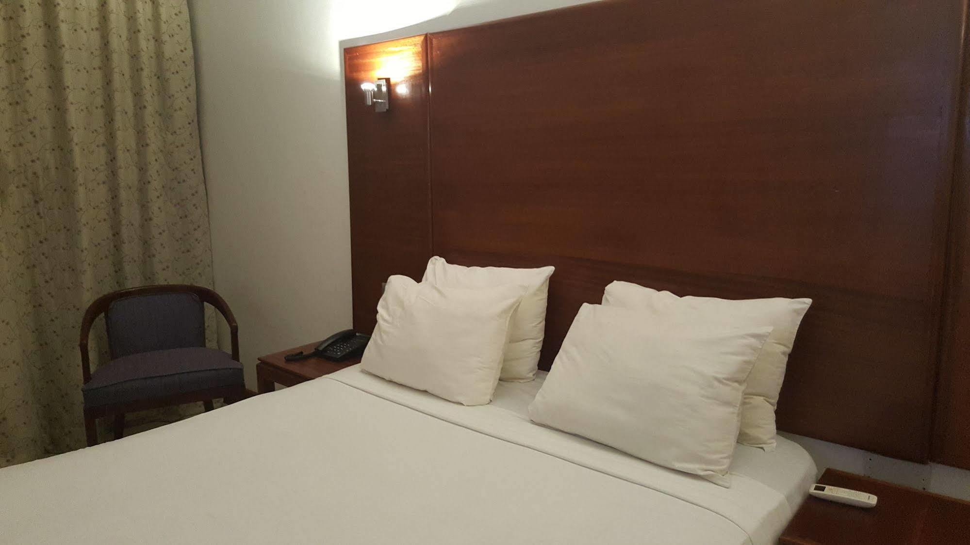 Golden Gate Hotel คูมาซี ภายนอก รูปภาพ